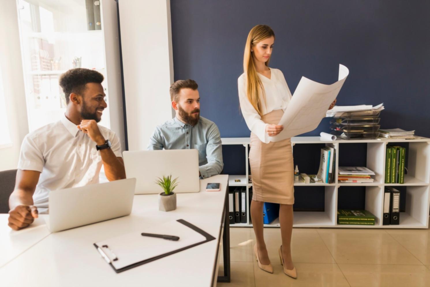 Análisis de tendencias financieras en pantalla digital